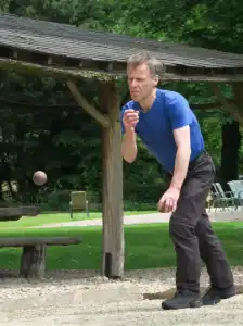 scene op de jeu de boule baan.webp